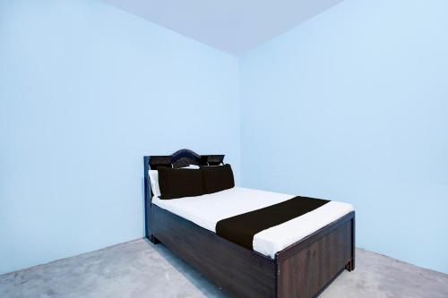 Un pat sau paturi într-o cameră la SPOT ON CITY HOTEL