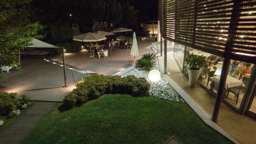 Jardín al aire libre en Inverigo Hotel