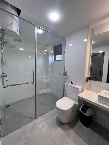 uma casa de banho com um WC e uma cabina de duche em vidro. em 88th Nuwara Eliya em Nuwara Eliya
