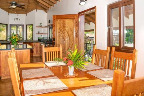 Galeriebild der Unterkunft Apricari House Stunning Views 3 BDRM and Pool in Roatán