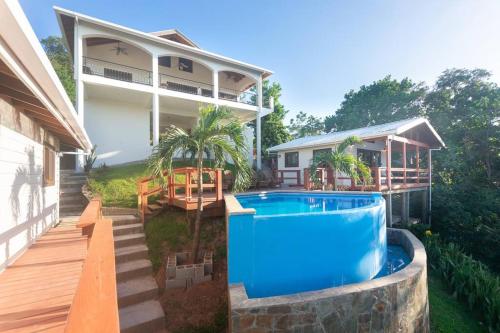 Der Swimmingpool an oder in der Nähe von Apricari House Stunning Views 3 BDRM and Pool