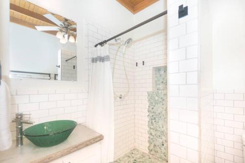 Ein Badezimmer in der Unterkunft Apricari House Stunning Views 3 BDRM and Pool