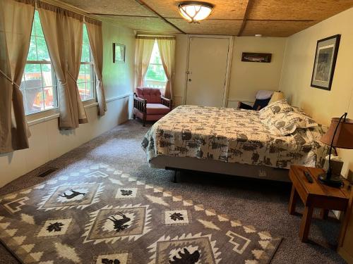 ein Schlafzimmer mit einem Bett und einem Teppich auf dem Boden in der Unterkunft Bailey wick farm Jackson river retreat in Covington