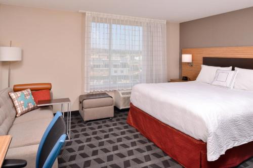 Habitación de hotel con cama y sofá en TownePlace Suites by Marriott Ontario Chino Hills en Chino Hills