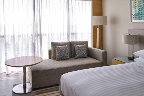 Postel nebo postele na pokoji v ubytování Kota Kinabalu Marriott Hotel
