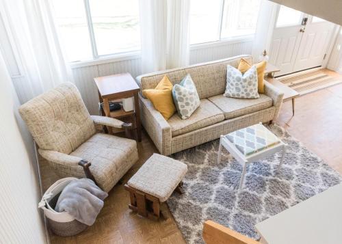 Χώρος καθιστικού στο 2 Bed Rustic Retreat at Bois Joli Beach