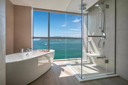 Koupelna v ubytování Kota Kinabalu Marriott Hotel