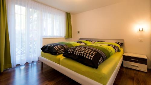 サース・アルマゲルにあるBergheimatのベッドルーム1室(ベッド2台、窓付)