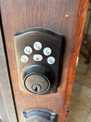 une fermeture d’une porte avec un bouton dans l'établissement Casa Arboleda, à Saltillo