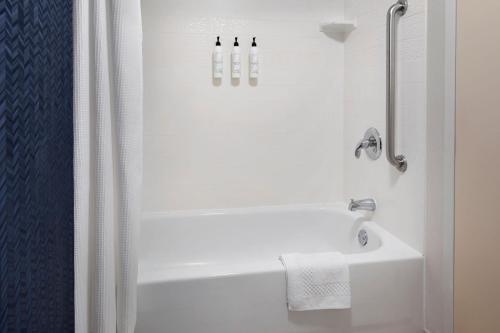 Fairfield by Marriott Inn & Suites Wallingford New Haven في والينجفورد: حمام مع حوض استحمام أبيض ودش