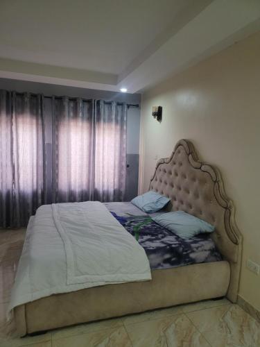 ein Schlafzimmer mit einem großen Bett mit einem großen Fenster in der Unterkunft CHIKALVIA GUEST HOUSE in Karsana
