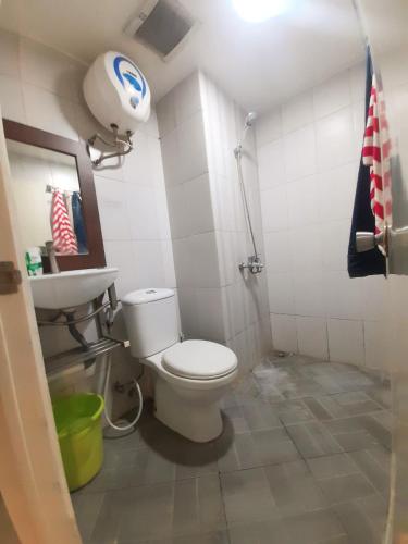 un piccolo bagno con servizi igienici e doccia di Apartement Grand Asia Afrika Residence Bandung a Bandung