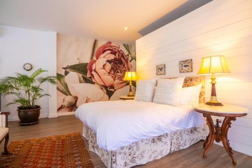 Un dormitorio con una cama y una mesa con lámparas. en VillaMilla luxury Pool Room Koh Phangan, en Ban Madua Wan