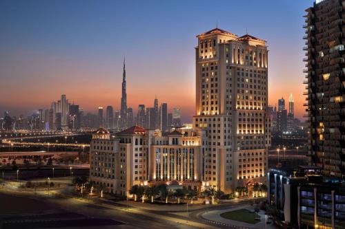 Marriott Hotel Al Jaddaf, Dubai في دبي: إطلالة على أفق المدينة مع مباني طويلة