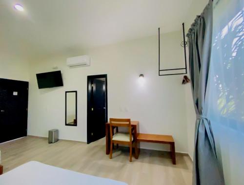 una habitación con una mesa y una silla. en Hotel Palmar, en Río Verde