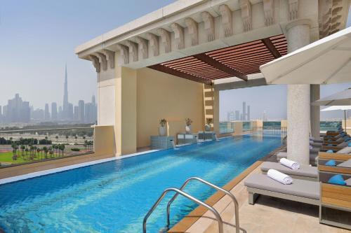 Marriott Hotel Al Jaddaf, Dubai في دبي: مسبح في فندق مطل على المدينة