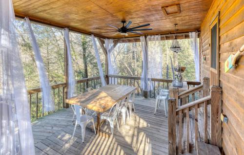 Balkón nebo terasa v ubytování Summer by the Creek - Hot Tub - Game Room - Fishing