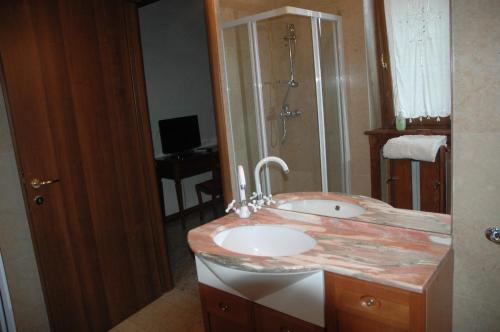 W łazience znajduje się umywalka i prysznic. w obiekcie Le Maddalene w Weronie