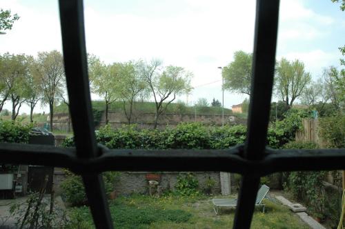 Blick auf den Garten aus dem Fenster in der Unterkunft Le Maddalene in Verona