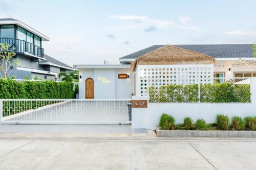 una casa blanca con valla y escaleras en Pool House Pool Villa Cha-Am, en Cha Am