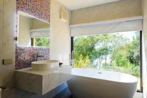 A bathroom at Rakmak Kan Resort & Cafe
