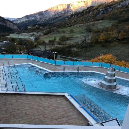 uma grande piscina com uma montanha ao fundo em mountain bliss & hot springs em Leukerbad