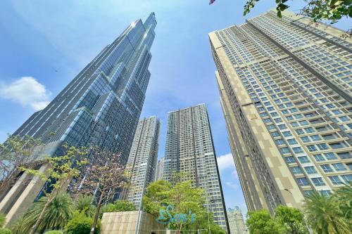 un gruppo di edifici alti in una città di Sens House Saigon - Vinhomes Central Park ad Ho Chi Minh