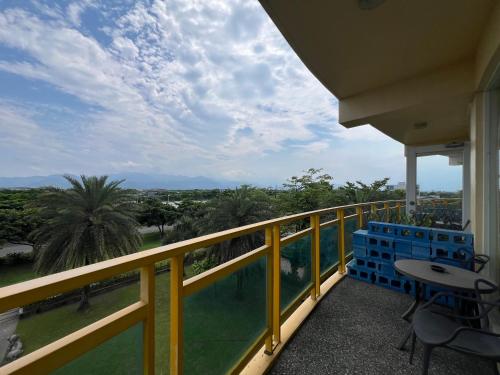 balcón con vistas al océano en The Riverview Retreats, en Wujie