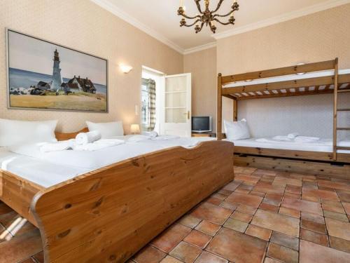 two beds in a room with two bunk beds at Salon Comfortable holiday residence in Heringsdorf