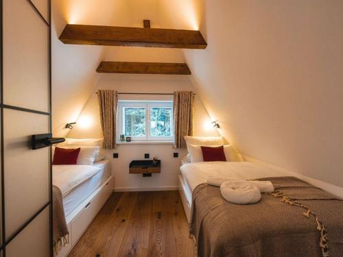 2 Betten in einem kleinen Zimmer mit Fenster in der Unterkunft Dream view Comfortable holiday residence in Kurort Bärenburg