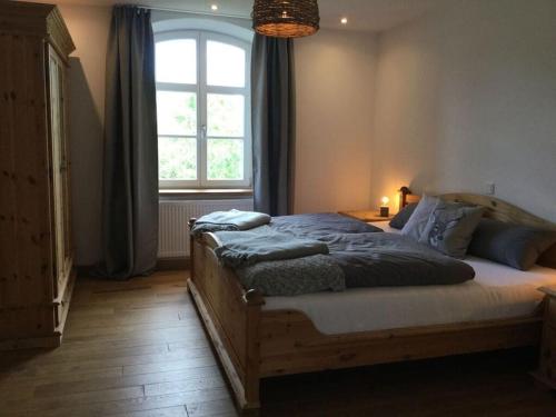 sypialnia z dużym łóżkiem i oknem w obiekcie Old forester's lodge in Gotthard w mieście Gotthards