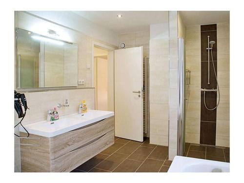 un bagno con lavandino e doccia di Seewind Comfortable holiday residence a Breege