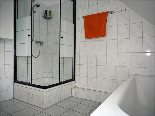 ブレーゲにあるPatricia Comfortable holiday residenceのバスルーム(シャワー、オレンジタオル付)