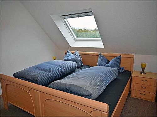 ブレーゲにあるPatricia Comfortable holiday residenceのベッドルーム1室(枕2つ、窓付)