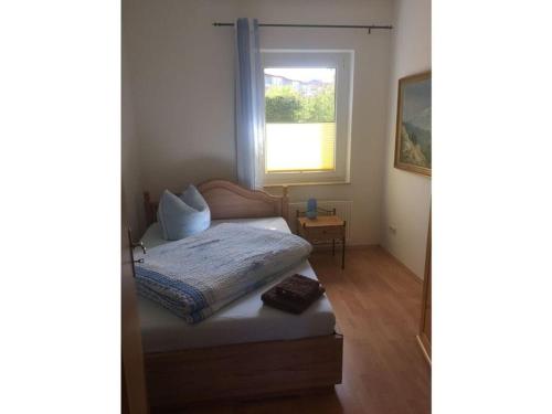 ヴァーレンにあるOn the Müritz lake shore, apartment 2のベッドと窓のある寝室
