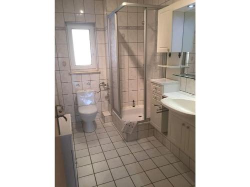 ヴァーレンにあるOn the Müritz lake shore, apartment 2のトイレ、洗面台、シャワー付きのバスルーム