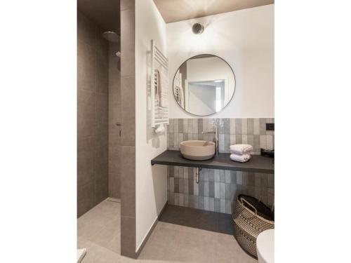 La salle de bains est pourvue d'un lavabo et d'un miroir. dans l'établissement Mooi 3 Comfortable holiday residence, à Norderney