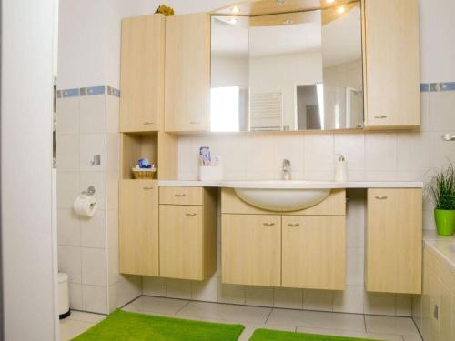 A bathroom at In the singer's house, a modern retreat