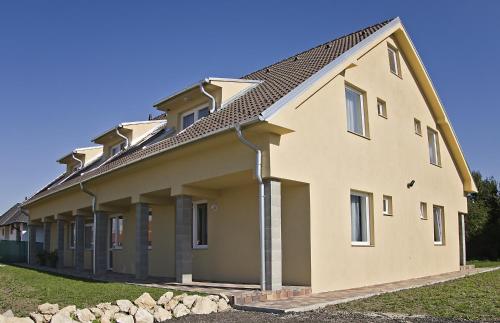 uma casa com um telhado inclinado em Luca Apartman em Sopron