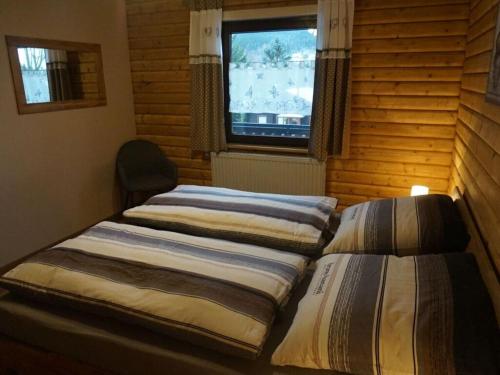 アルラッハにあるBrandl Haus 92 OG Comfortable holiday residenceの窓のある部屋にベッドが2つある