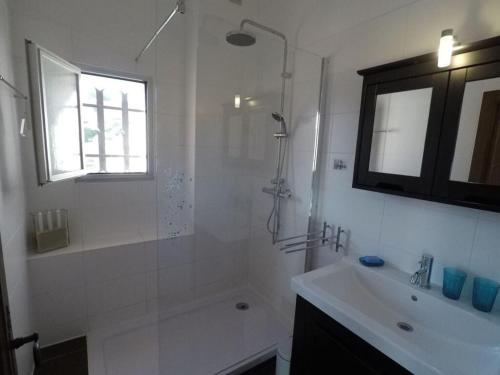une salle de bain blanche avec une douche et un lavabo dans l'établissement Maison 58 Cavalaire Comfortable holiday residence, à Cavalaire-sur-Mer