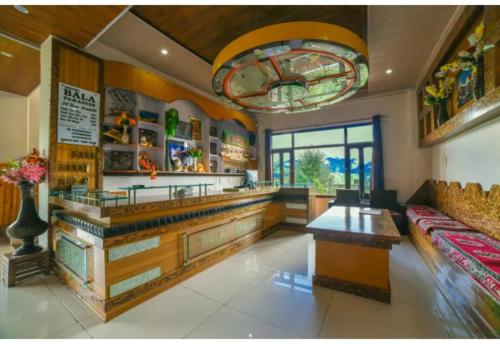 een restaurant met een bar en een bank in een kamer bij Goroomgo Bala Paradise Munsyari - Himalayan View Room in Munsyari