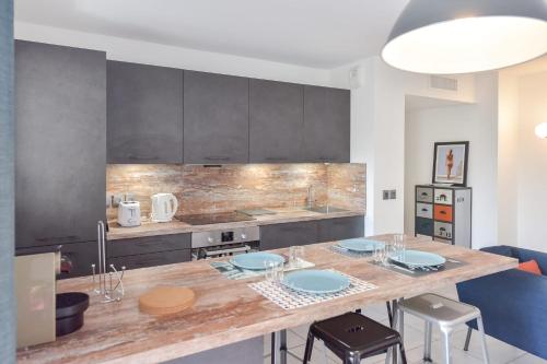 d'une cuisine avec une table et des plaques bleues. dans l'établissement Modern apartment with swimming pool, à Cannes