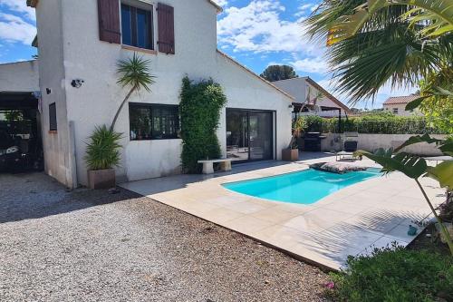 une piscine devant une maison dans l'établissement Villa au calme avec piscine, 600 m de la mer, à Saint-Raphaël