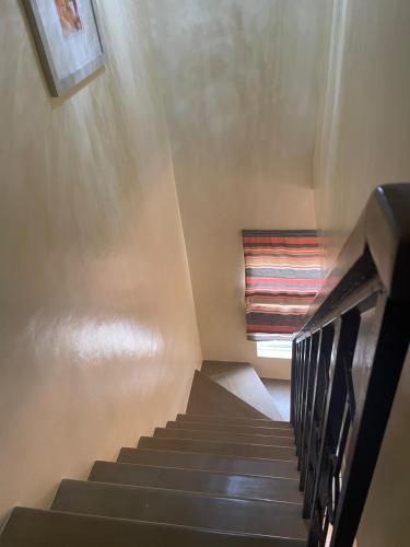 Numancia的住宿－Kalibo getaways airport，楼梯,有窗户和楼梯的房屋内的楼梯