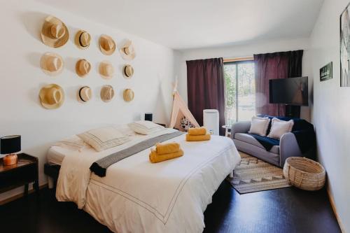 une chambre avec un grand lit et un canapé dans l'établissement Villa PAPAGAYO, piscine chauffée, jacuzzi & sauna, à Pessac