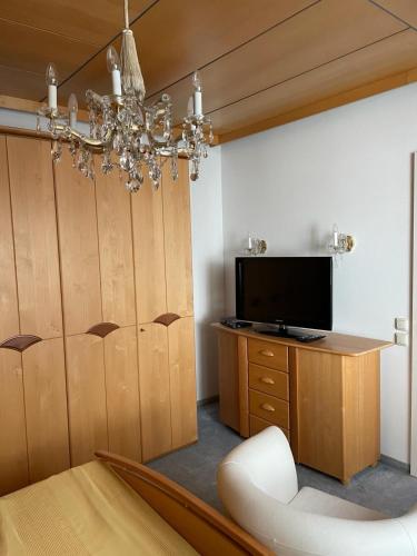 TV a/nebo společenská místnost v ubytování Ferienhaus Schneeweiß