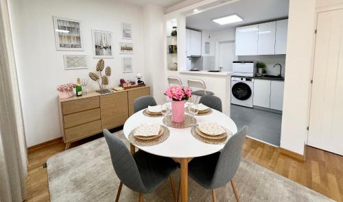 a kitchen and dining room with a table and chairs at BeoCity 011 in Novi Beograd