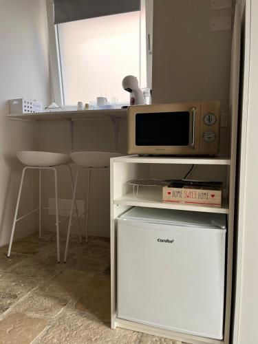 een magnetron op een tafel bij Aqua - Letto e Colazione in Acquaviva delle Fonti