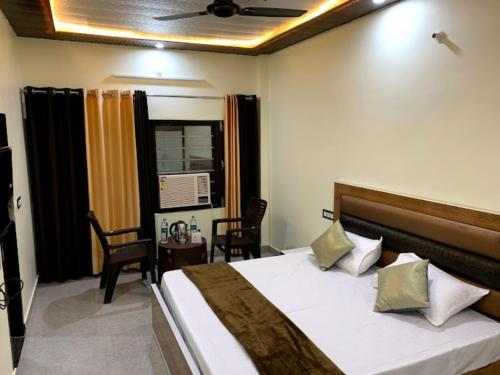En eller flere senge i et værelse på Goroomgo Tapovan Residency Haridwar - Excellent Service Recommended